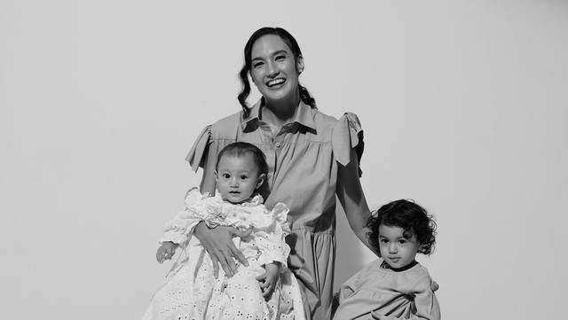 Highlight Dunia Hiburan InsertLive : Anak Beli Mainan di Abang-abang Keliling, Gaya Parenting Nadine Chandrawinata Tuai Pujian