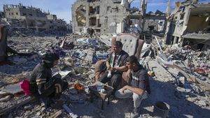 Pulang ke Reruntuhan Rumah, Warga Gaza Kais Sisa-sisa Barang