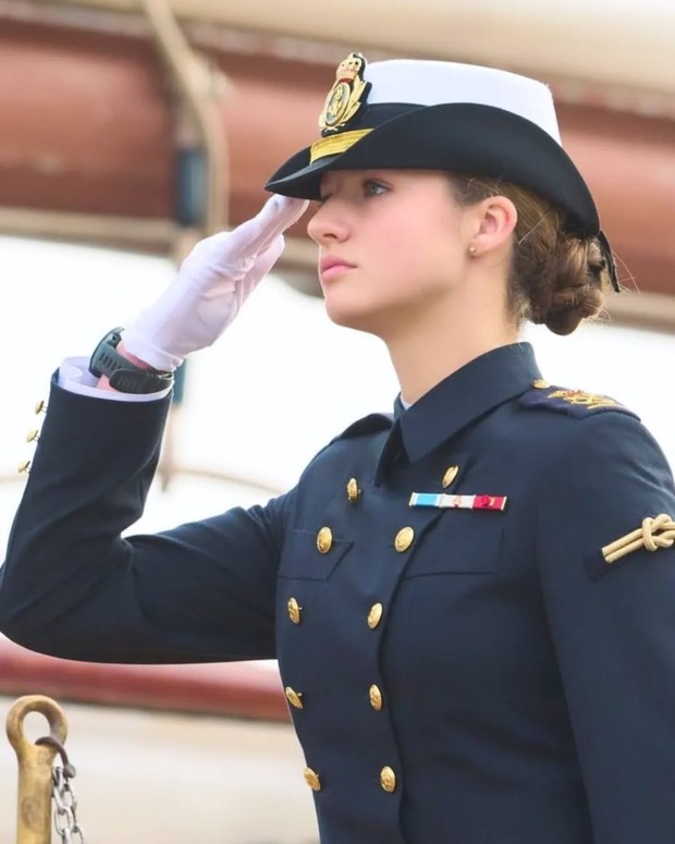 Putri Leonor saat mengenakan seragam militer