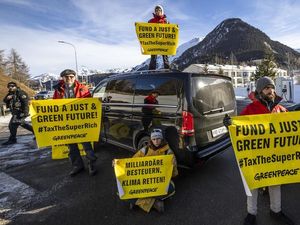 Ratusan Aktivis Muda Gelar Protes di Forum Ekonomi Dunia WEF di Davos Ratusan Aktivis Muda Gelar Protes di Forum Ekonomi Dunia WEF di Davos