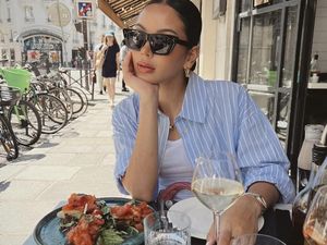 Serunya Alyssa Daguise Saat Ngopi hingga Makan di Luar Negeri