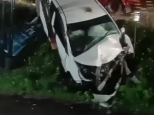 Sigra Ringsek Tertabrak KA Blambangan Ekspres di Bangil Pasuruan