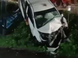 Sigra Ringsek Tertabrak KA Blambangan Ekspres di Bangil Pasuruan