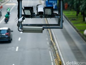 Warga Ngamuk Urus Tilang ETLE: Nunggu dari Jam 8, Antrean 500 Warga Ngamuk Urus Tilang ETLE: Nunggu dari Jam 8, Antrean 500