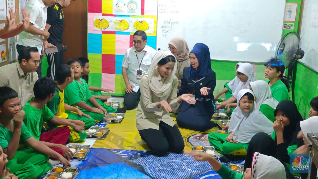 Wakil Menteri Perdagangan (Wamendag), Dyah Roro Esti bersama Juru Bicara Kantor Komunikasi Presiden, Philips J. Vermonte di Sekolah Luar Biasa (SLB) Negeri 5 Jakarta, Selasa (21/1/2025). (CNBC Indonesia/Martya Sari Rizki)