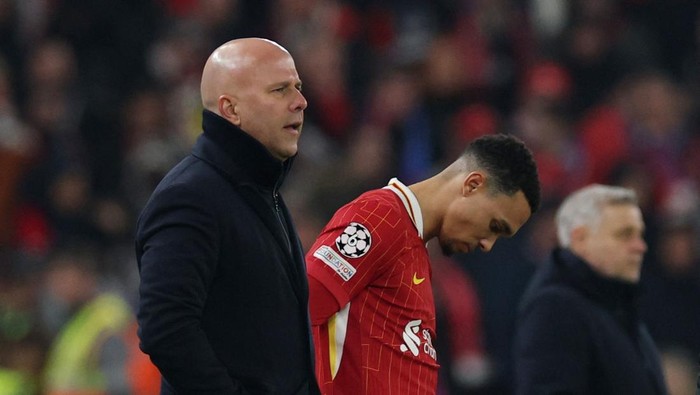 Soccer Football - Champions League - Liverpool v Lille - Anfield, Liverpool, Britain - January 21, 2025 Liverpools Trent Alexander-Arnold stood next to Liverpool manager Arne Slot before he comes on as a substitute to replace Liverpools Conor Bradley REUTERS/Phil Noble