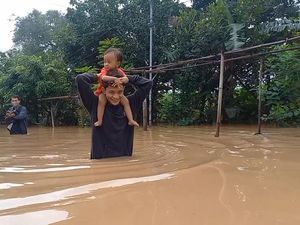 Banjir Setinggi Pinggang Orang Dewasa Rendam 3 Desa di Jombang Banjir Setinggi Pinggang Orang Dewasa Rendam 3 Desa di Jombang