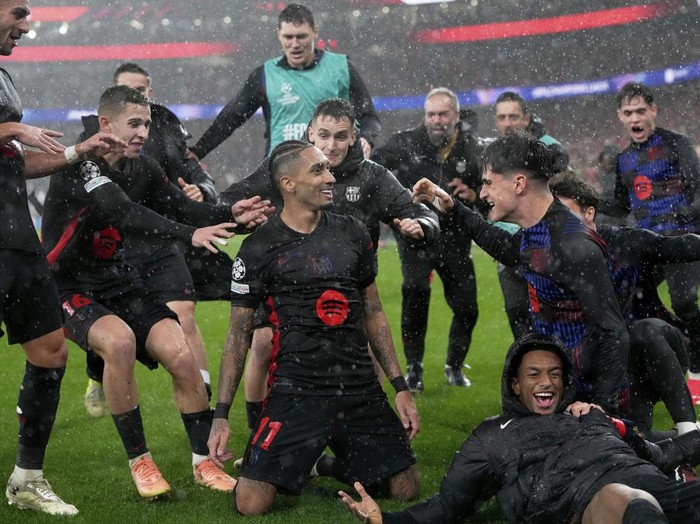 Barcelona's Raphinha celebrates his side's fifth goal during a Champions League opening phase soccer match between SL Benfica and FC Barcelona at the Luz stadium in Lisbon, Tuesday, Jan. 21, 2025. (AP Photo/Armando Franca)