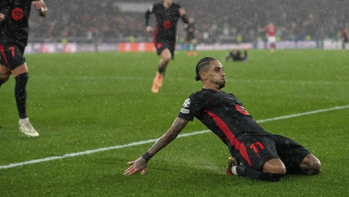 Barcelonas Raphinha celebrates his sides fifth goal during a Champions League opening phase soccer match between SL Benfica and FC Barcelona at the Luz stadium in Lisbon, Tuesday, Jan. 21, 2025. (AP Photo/Armando Franca)