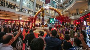 Melihat Atraksi Barongsai di Mal Jakarta
