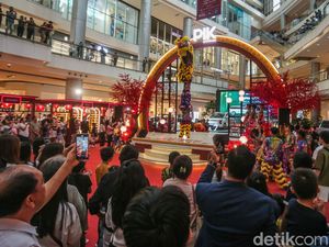 Melihat Atraksi Barongsai di Mal Jakarta