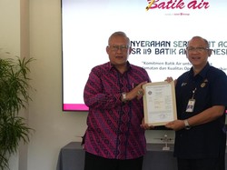 Batik Air Terima Sertifikat CASR 119 dari Kemenhub
