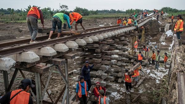 Begini Perbaikan Jalur Kereta Api Amblas di Grobogan