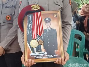 Isak Tangis Sambut Jenazah Bripda Farras yang Gugur Ditikam Bandar Narkoba
