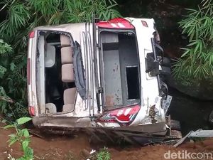 Bus Rombongan Santri Diduga Gagal Nanjak hingga Terjun ke Sungai Wonosobo Bus Rombongan Santri Diduga Gagal Nanjak hingga Terjun ke Sungai Wonosobo