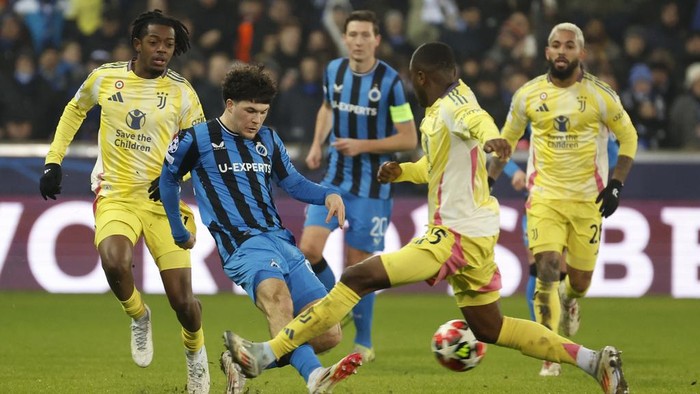 Brugges Kyriani Sabbe, second left, fights for the ball with Juventus Pierre Kalulu, second right, during the Champions League opening phase soccer match between Club Brugge and Juventus at the Jan Breydel Stadium in Bruges, Belgium, Tuesday, Jan. 21, 2025. (AP Photo/Geert Vanden Wijngaert)
