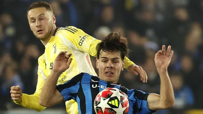 Brugges Ardon Jashari, right, fights for the ball with Juventus Teun Koopmeiners during the Champions League opening phase soccer match between Club Brugge and Juventus at the Jan Breydel Stadium in Bruges, Belgium, Tuesday, Jan. 21, 2025. (AP Photo/Geert Vanden Wijngaert)