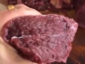 Vegetarian Heboh Lihat Daging Dipotong Masih Bergerak, Ini Kata Ahli