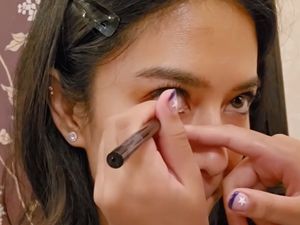 Dian Sastro Bagikan Momen Langka Didandani Anak, Tetap Cantik Dengan Emo Look Dian Sastro Bagikan Momen Langka Didandani Anak, Tetap Cantik Dengan Emo Look