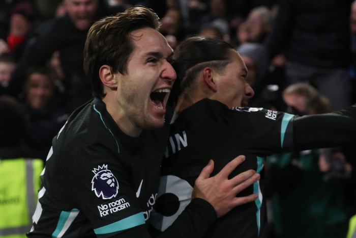 Darwin Nunez celebrates with Federico Chiesa after scoring Liverpools second goal during the Premier League match between Brentford and Liverpool at the Gtech Community Stadium in Brentford, England, on January 18, 2025. (Photo by MI News/NurPhoto)NO USE FRANCE