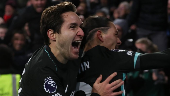 Darwin Nunez celebrates with Federico Chiesa after scoring Liverpools second goal during the Premier League match between Brentford and Liverpool at the Gtech Community Stadium in Brentford, England, on January 18, 2025. (Photo by MI News/NurPhoto)NO USE FRANCE