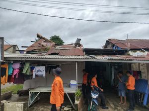 Atap Rumah Warga Bogor Ambruk Usai Diterjang Hujan dan Angin Kencang