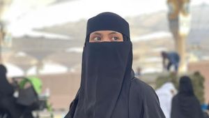 6 Foto Penyanyi Putri Isnari Bercadar saat Umrah, Gaya Hijabnya Tuai Pujian