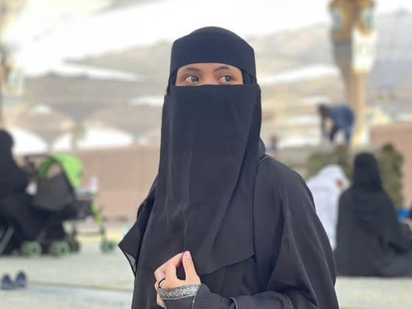6 Foto Penyanyi Putri Isnari Bercadar saat Umrah, Gaya Hijabnya Tuai Pujian