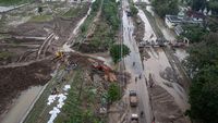Foto Udara Perbaikan Tanggul Sungai Jebol di Demak