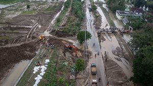 Foto Udara Perbaikan Tanggul Sungai Jebol di Demak