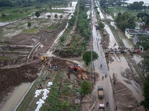 Foto Udara Perbaikan Tanggul Sungai Jebol di Demak