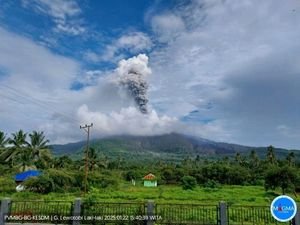 Gunung Lewotobi Laki-laki Meletus Sore Ini, Durasi Hampir 15 Menit Gunung Lewotobi Laki-laki Meletus Sore Ini, Durasi Hampir 15 Menit