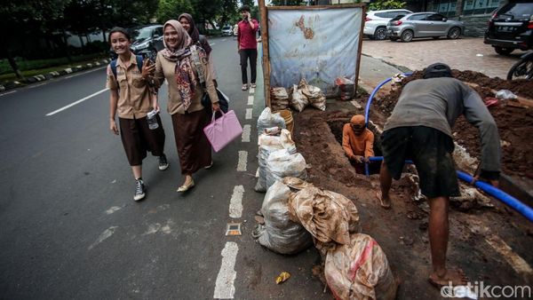 Hati-Hati! Ada Pengerjaan Kabel Fiber Optik di Tebet