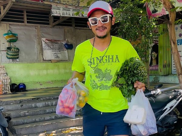 Potret Isa Bajaj saat Belanja ke Pasar untuk Jualan Nasi Tempong