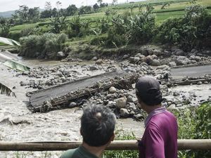 Jembatan Kalibelo di Batang Ambrol Tergerus Air Jembatan Kalibelo di Batang Ambrol Tergerus Air