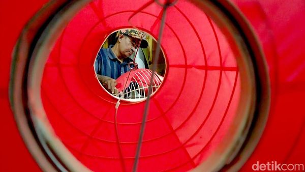 Potret Kampung Lampion di Malang Kebanjiran Order Jelang Imlek