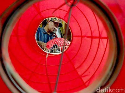 Potret Kampung Lampion di Malang Kebanjiran Order Jelang Imlek
