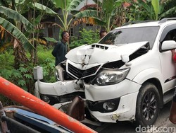 Truk Oleng Tabrak Fortuner Parkir-Masuk Rumah Warga di Temon Kulon Progo Truk Oleng Tabrak Fortuner Parkir-Masuk Rumah Warga di Temon Kulon Progo