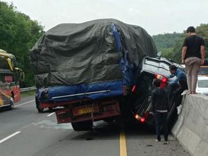 5 Fakta Minibus Terseret Truk di Tol Cipularang 5 Fakta Minibus Terseret Truk di Tol Cipularang