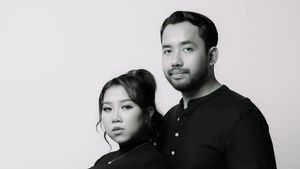 8 Foto Maternity Simpel Kiky Saputri, Tampil Monokrom Dengan Busana Casual
