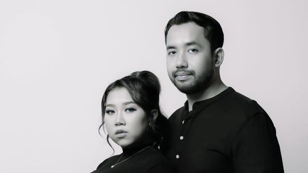 8 Foto Maternity Simpel Kiky Saputri, Tampil Monokrom Dengan Busana Casual