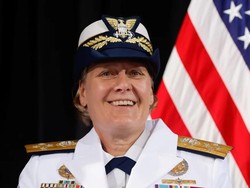 Trump Pecat Bos Penjaga Pantai AS, Siapa Dia?