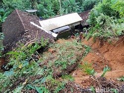 Tebing 8 Meter Longsor Rusak Rumah di Perbukitan Menoreh Kulon Progo
