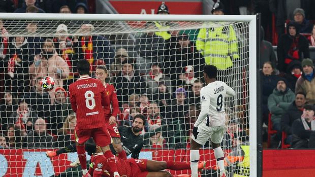 Soccer Football - Champions League - Liverpool v Lille - Anfield, Liverpool, Britain - January 21, 2025 Lille's Jonathan David scores their first goal REUTERS/Phil Noble