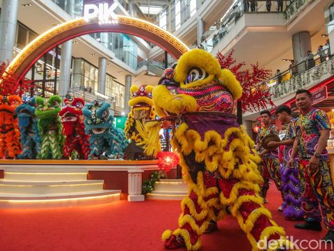 Jelang hari raya Imlek sejumlah pusat perbelanjaan mulai menyajikan nuansa khas Tionghoa. Salah satunya barongsai.
