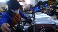 Melihat Produksi Kain Sarung di Tegal