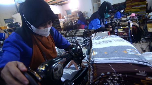 Melihat Produksi Kain Sarung di Tegal