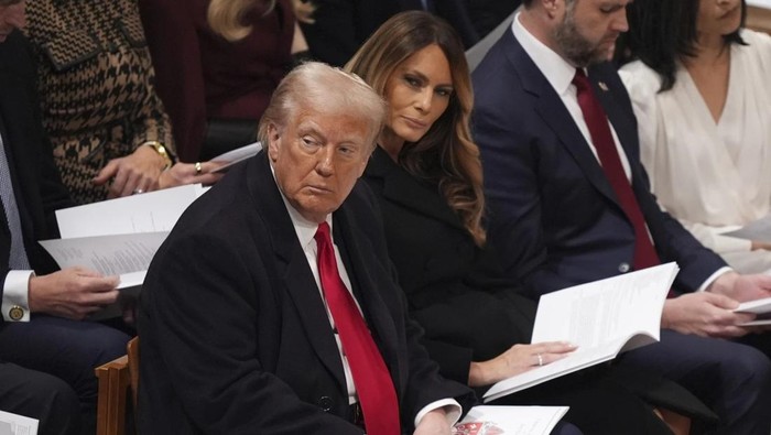 Momen Trump dan Melania menghadiri kebaktian di Washington National Cathedral pada Selasa (21/1) pagi waktu setempat. (AP Photo/Evan Vucci)