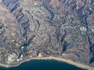 Potret Udara Hancurnya Pacific Palisades, Kawasan Super Elite Los Angeles Potret Udara Hancurnya Pacific Palisades, Kawasan Super Elite Los Angeles