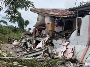 Tanah Gerak di Ratamba Banjarnegara, Belasan Rumah Rusak Berat Tanah Gerak di Ratamba Banjarnegara, Belasan Rumah Rusak Berat